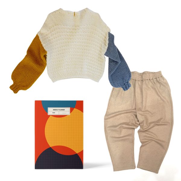 Combo Bicolor di Ambasceria Cult con Maglia lana, pantalone beige pastrano e notebook WEEW Smart Design